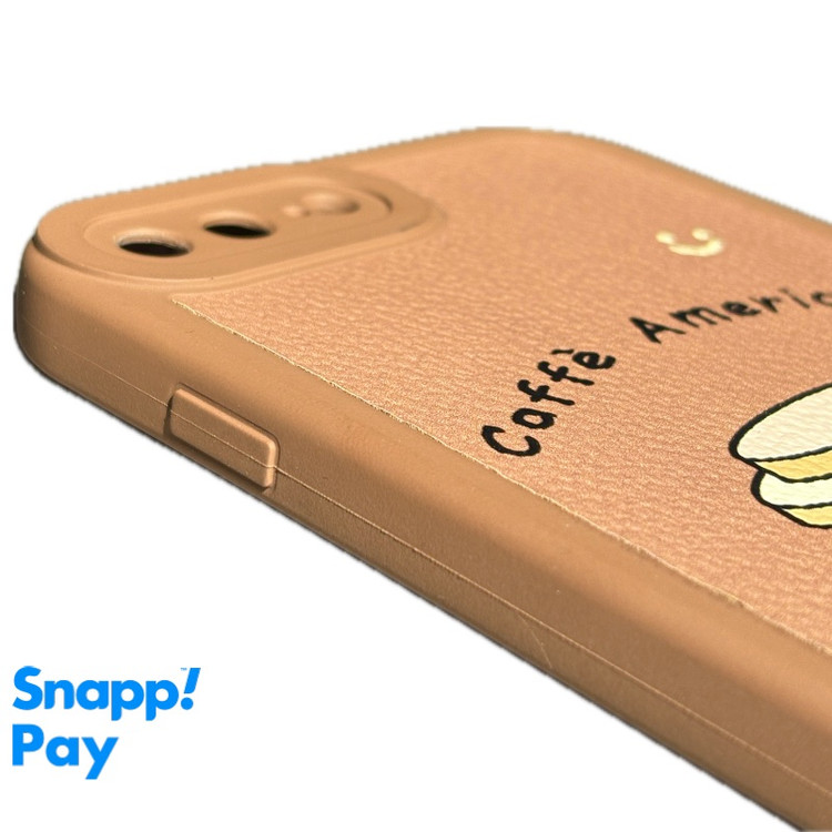 نمای نزدیک از بافت چرمی و چاپ باکیفیت قاب قهوه آمریکانو آیفون