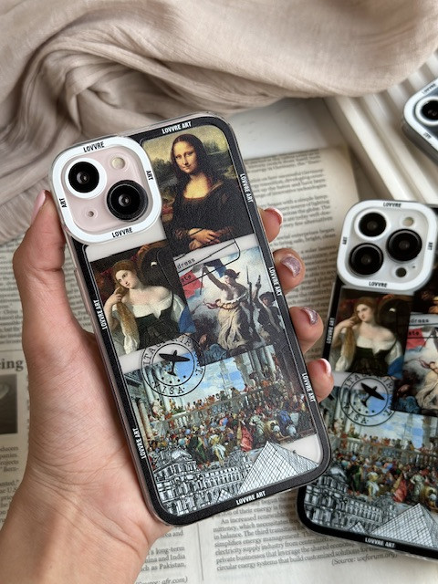 نمای نزدیک از جزئیات چاپ باکیفیت و هنری قاب طرح موزه لوور آیفون