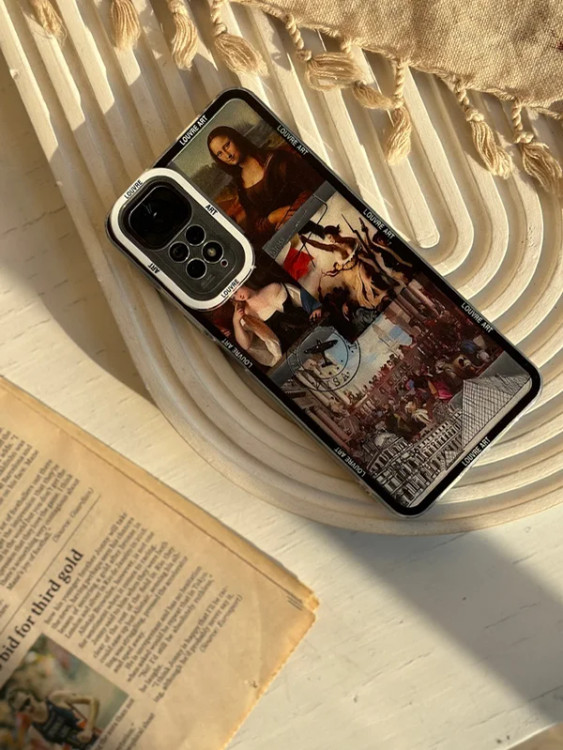 دسترسی آسان به درگاهها و دکمهها در قاب آیفون طرح Louvre Museum