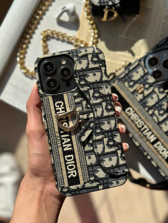 محافظت کامل از لنز و بدنه در قاب آیفون دیور پارچهای دارای Card Holder